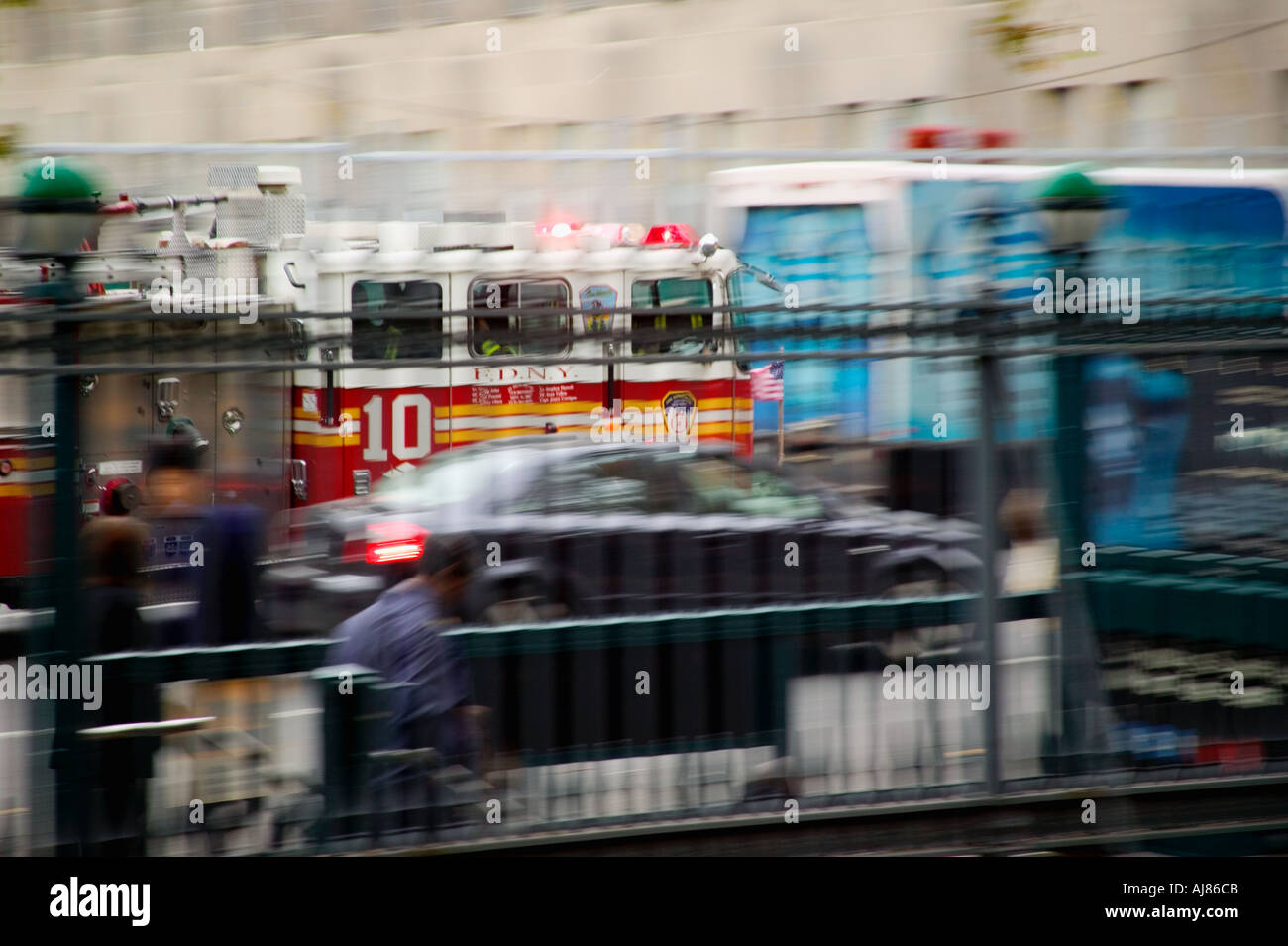 FDNY et moteur de bain company 10 camions de pompiers sur appel d'urgence à New York NY Banque D'Images