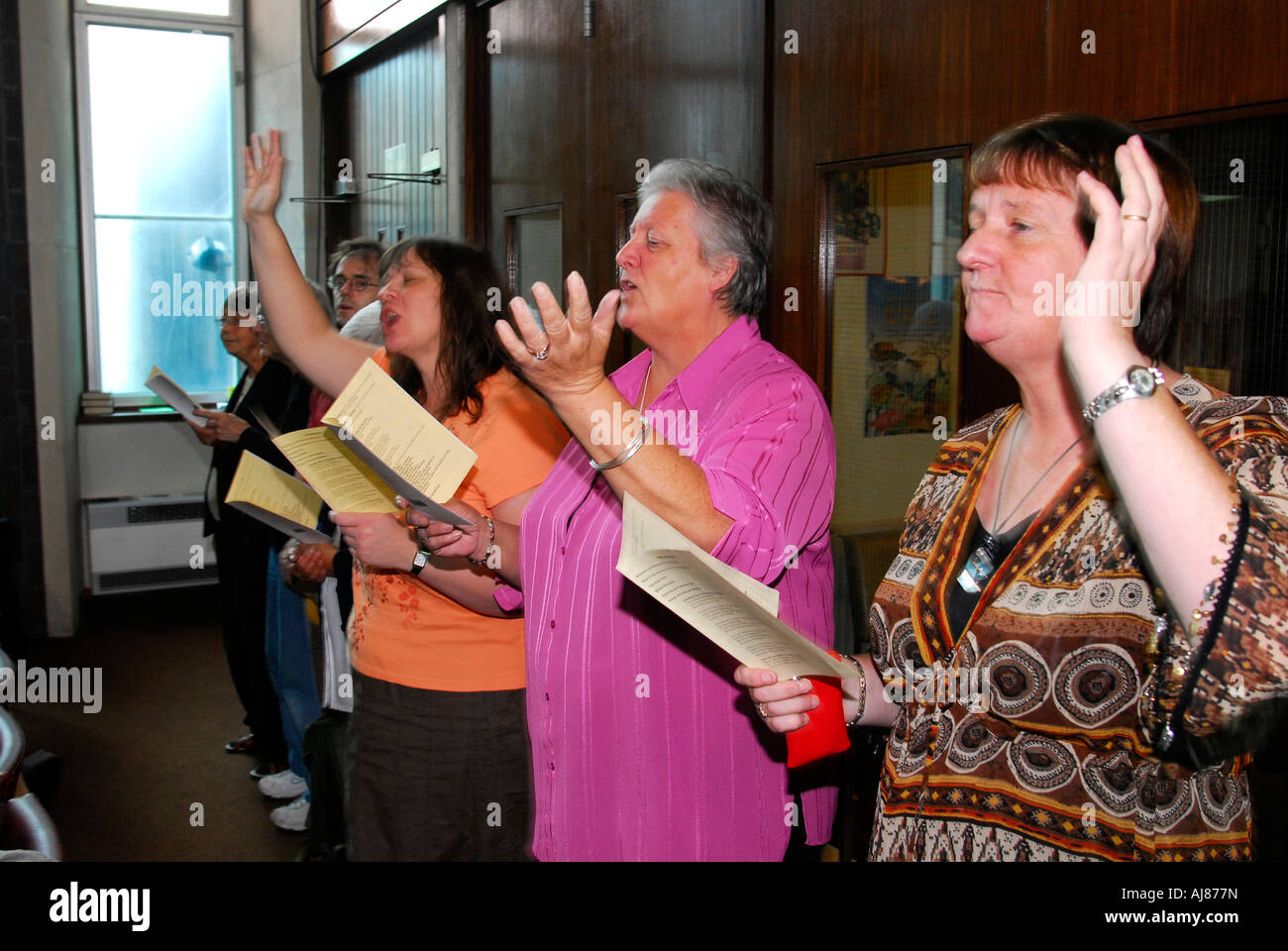 Les membres de l'Assemblée durant un service religieux Hounslow Middlesex UK Banque D'Images