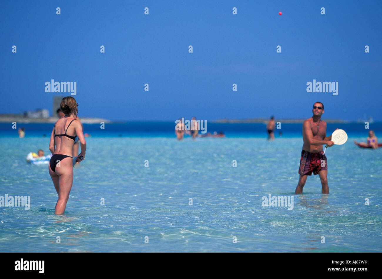 Couple jouant dans l'eau La Spiaggia della Pelosa Stintino Gallura Sardaigne Italie Banque D'Images