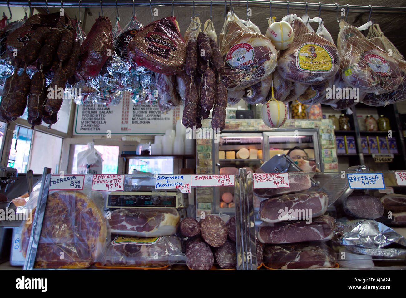 Salamine pendre du plafond à Alleva Dairy sur coin des rues mûrier et Grand est le plus ancien magasin de fromage italien en Amérique Banque D'Images