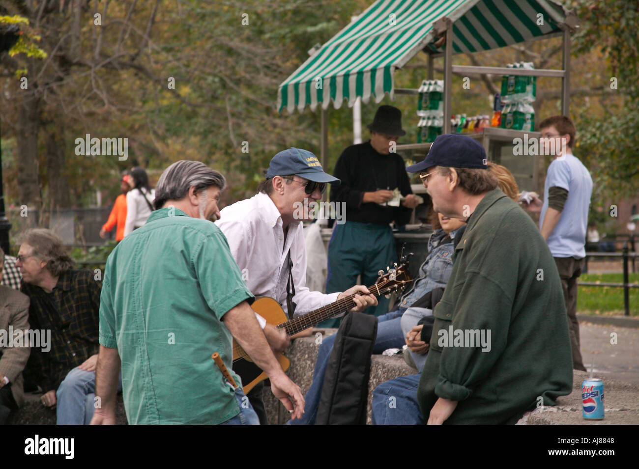 Les habitants de Greenwich Village se rassemblent pour faire et écouter de la musique à Washington Square Park New York NY Le modèle ne libération editor Banque D'Images