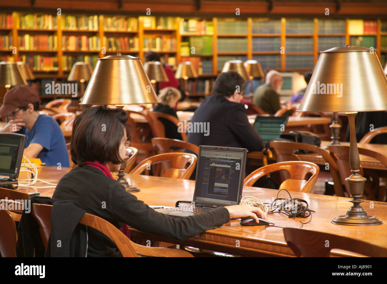 Les gens la lecture et l'étude et l'utilisation des ordinateurs à la Bibliothèque publique de New York à Manhattan, New York NY Banque D'Images