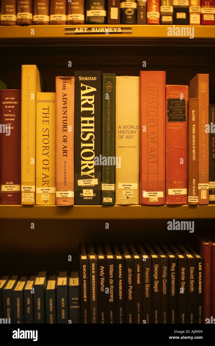 L'histoire de l'Art Livres sur des étagères dans la salle de lecture de référence à la Bibliothèque publique de New York à Manhattan, New York NY Banque D'Images