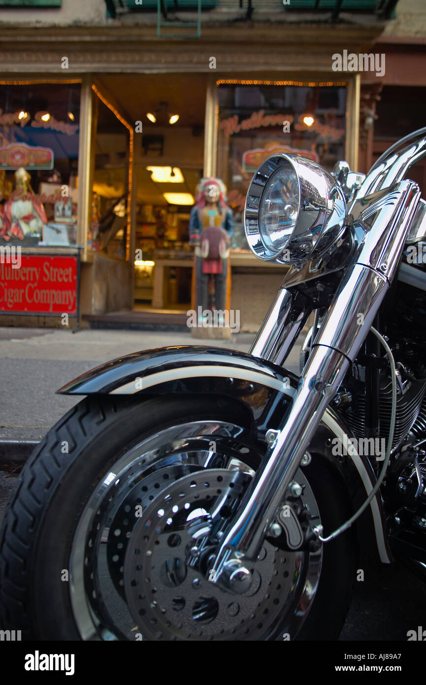 Moto Harley Davidson garée en face de l'Mulberry Street magasin de cigares dans la petite Italie New York NY Banque D'Images