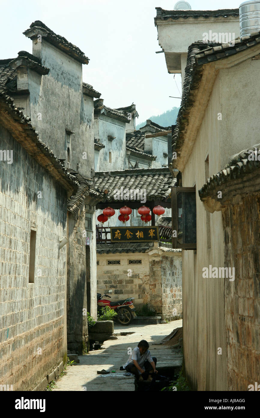Ruelle de la vieille dynastie Ming et Qing traditionnel village chinois appelé Hongcun Hongcun, comté, province de Anhui. Banque D'Images Ruelle de la vieille dynastie Ming et Qing traditionnel village chinois appelé Hongcun Hongcun, comté, province de Anhui. Banque D'Images