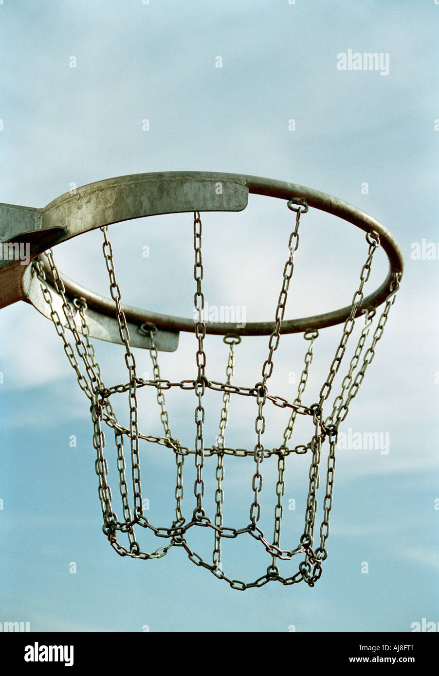 Panier de basketball avec filet de chaîne Photo Stock - Alamy