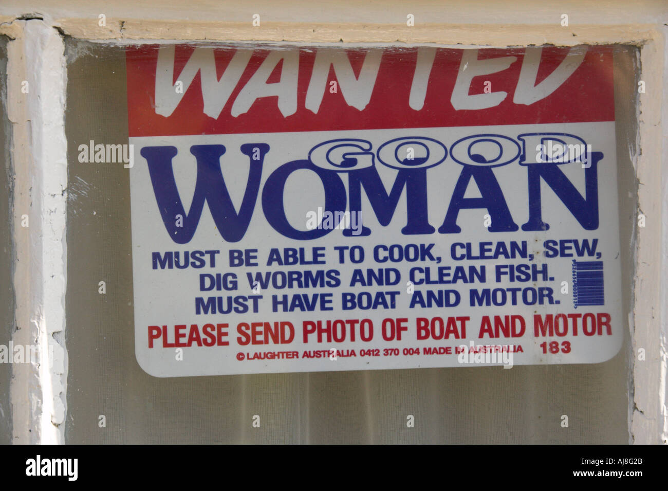 Avis de recherche l'humour dans une vitrine, Cadgwith Cove, Cornwall, UK Banque D'Images