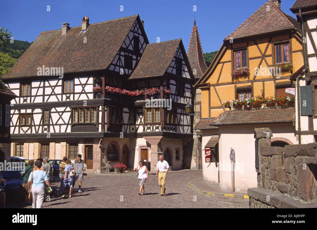 Europe France Alsace Haut Rhin maisons Kayserberg avec les jardinières de fleurs Banque D'Images