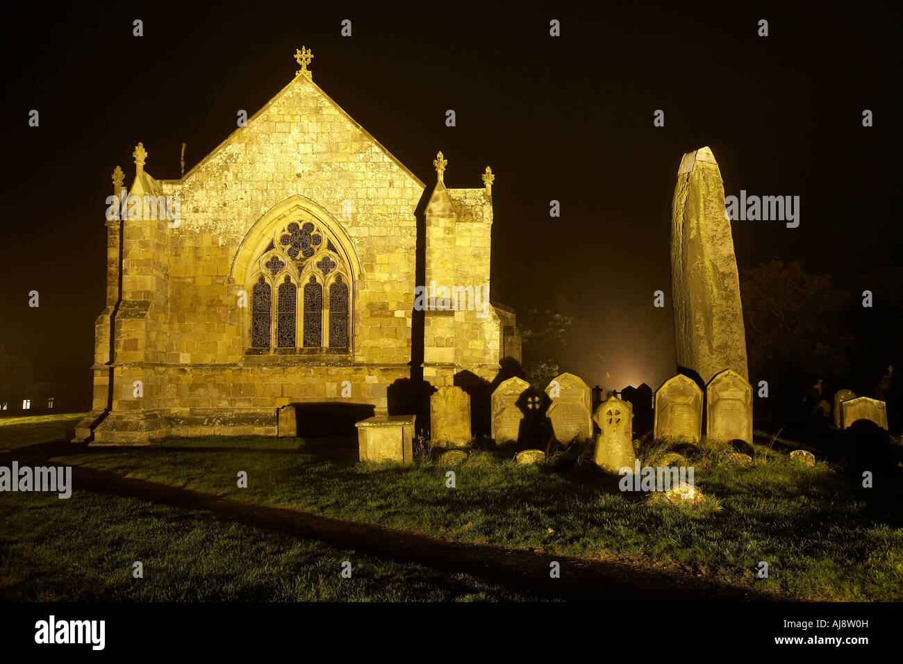 Rudston Monolith la nuit tous les saints de l'église paroissiale Rudston East Yorkshire UK Banque D'Images