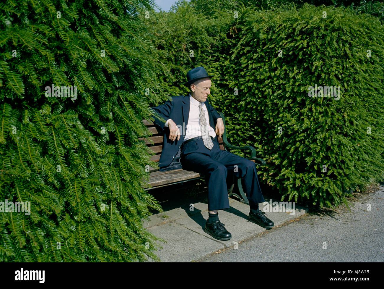 L'homme juif sur un banc à Springfield Park, Stamford Hill, Londres Banque D'Images