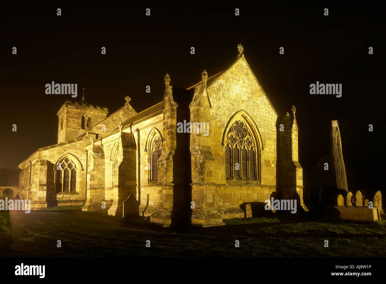 Rudston Monolith la nuit tous les saints de l'église paroissiale Rudston East Yorkshire UK Banque D'Images