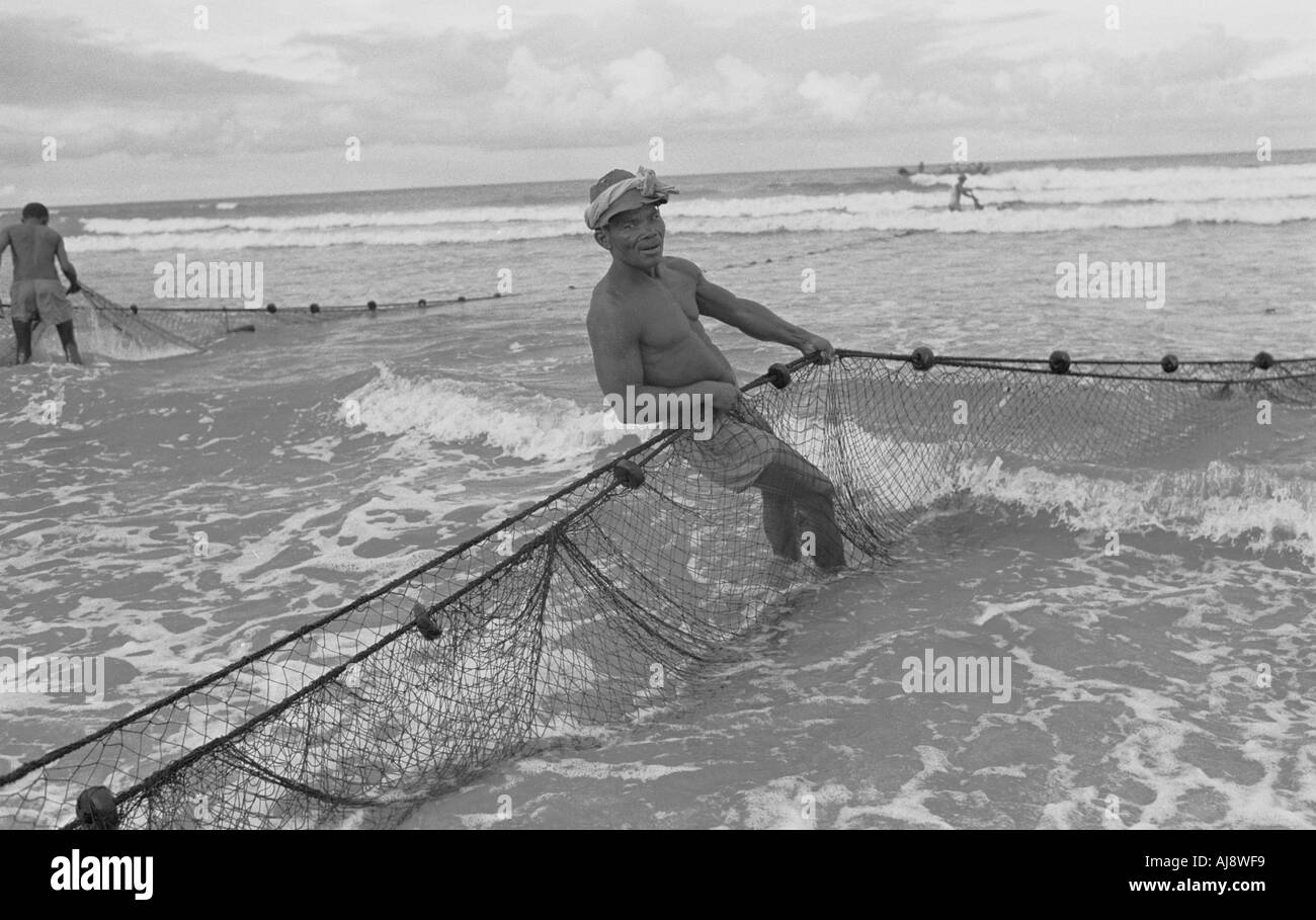 Pêcheur tirant dans le net à un petit village dans l'État de Bahia au nord du Brésil Banque D'Images