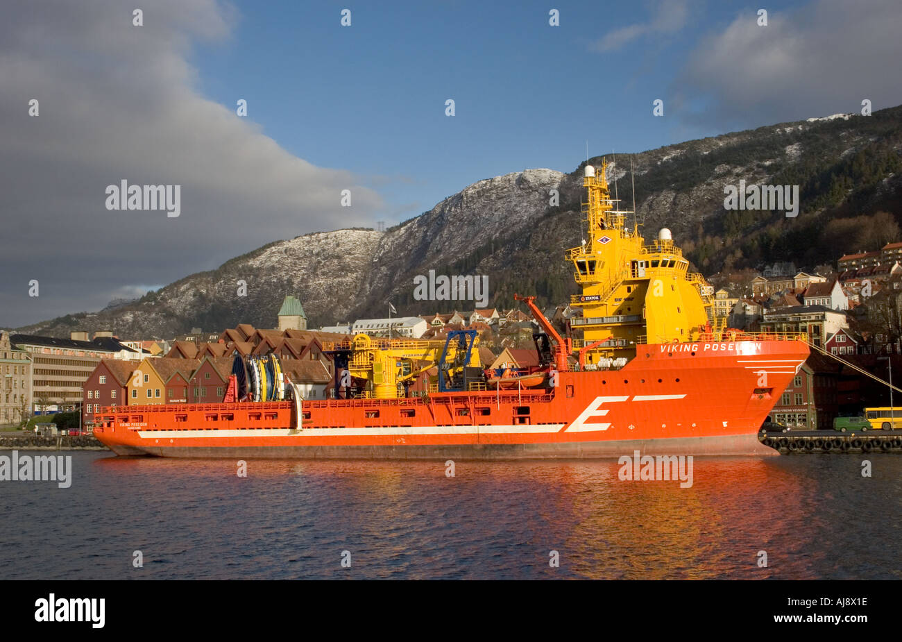 Grand bateau amarré à Bryggen, Bergen, Norvège. Banque D'Images