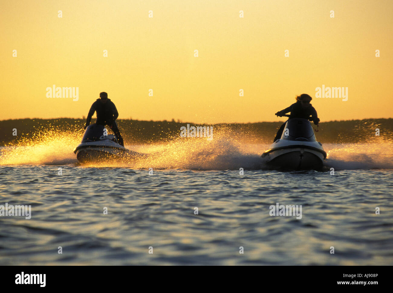 Deux jet skis dans l'eau ouverte au coucher du soleil. Banque D'Images