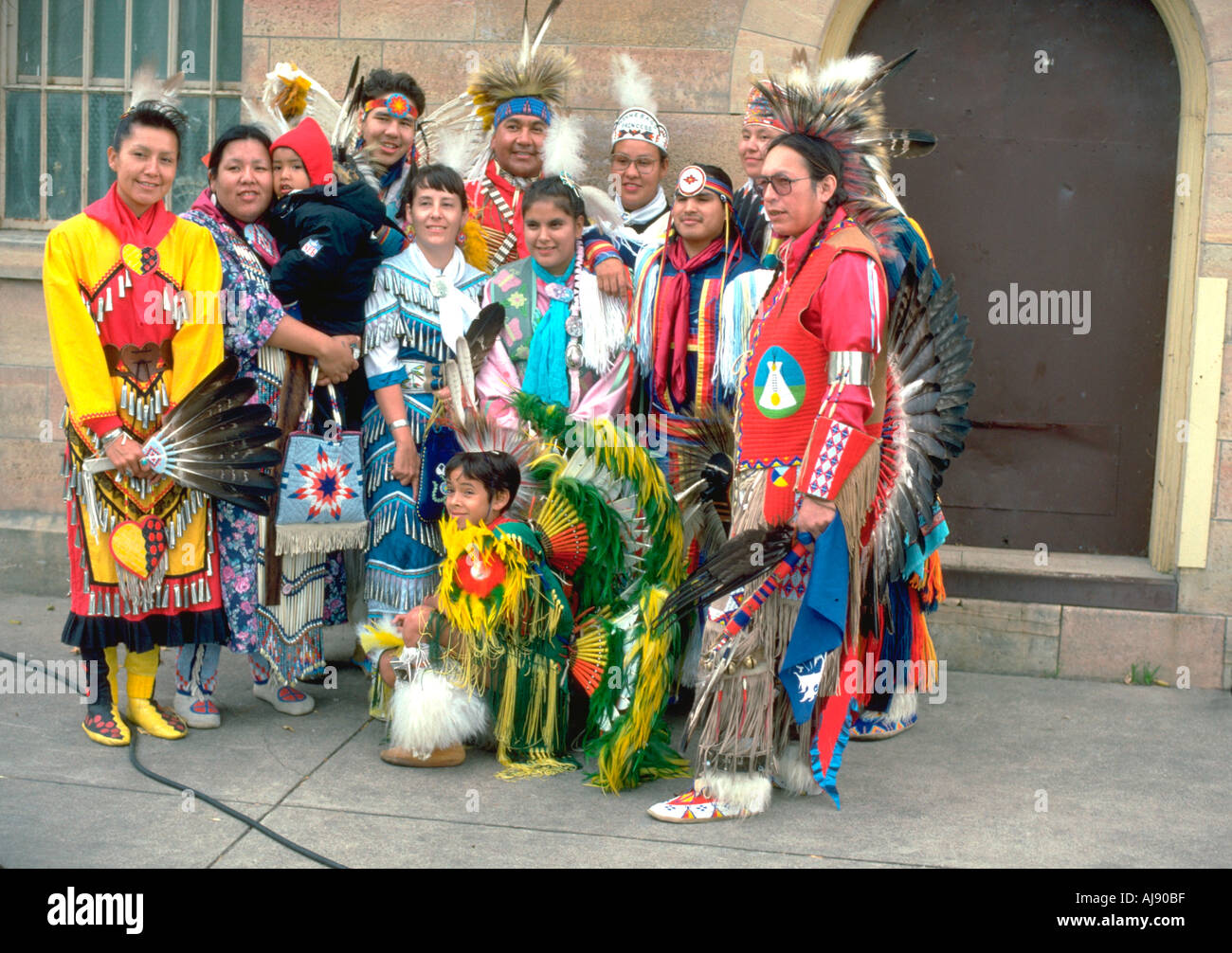 Groupe d'Autochtones américains dans leur costume après un Pow-wow de la danse. Harriet Island St Paul Minnesota USA Banque D'Images