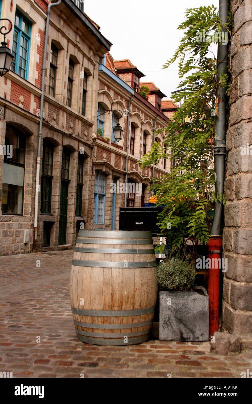 Scène de rue avec de vieux tonneau en bois à l'extérieur de l'atelier à Lille, France Banque D'Images