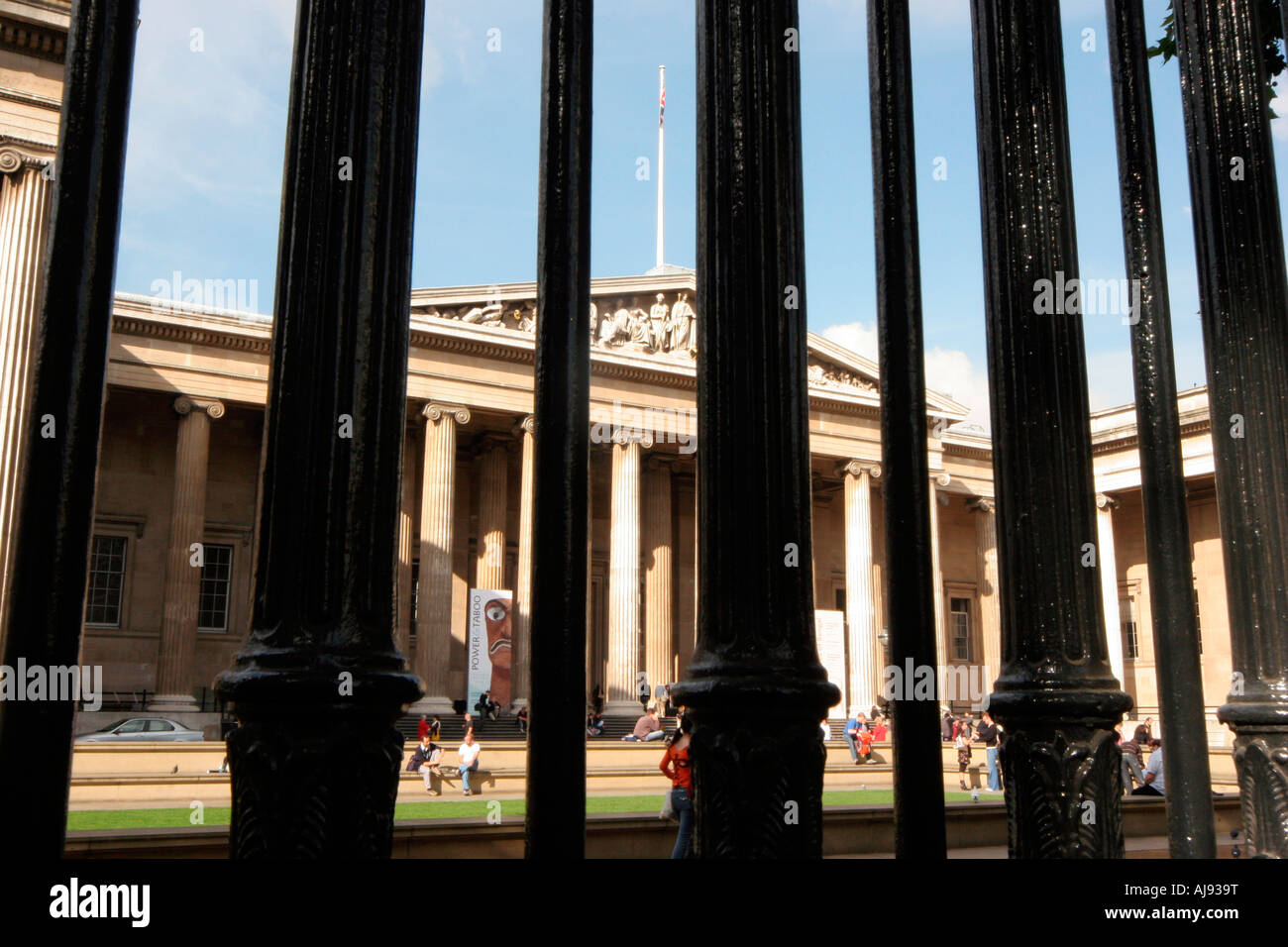 Le British Museum, protégé par fer forgé à l'extérieur de l'entrée principale Banque D'Images