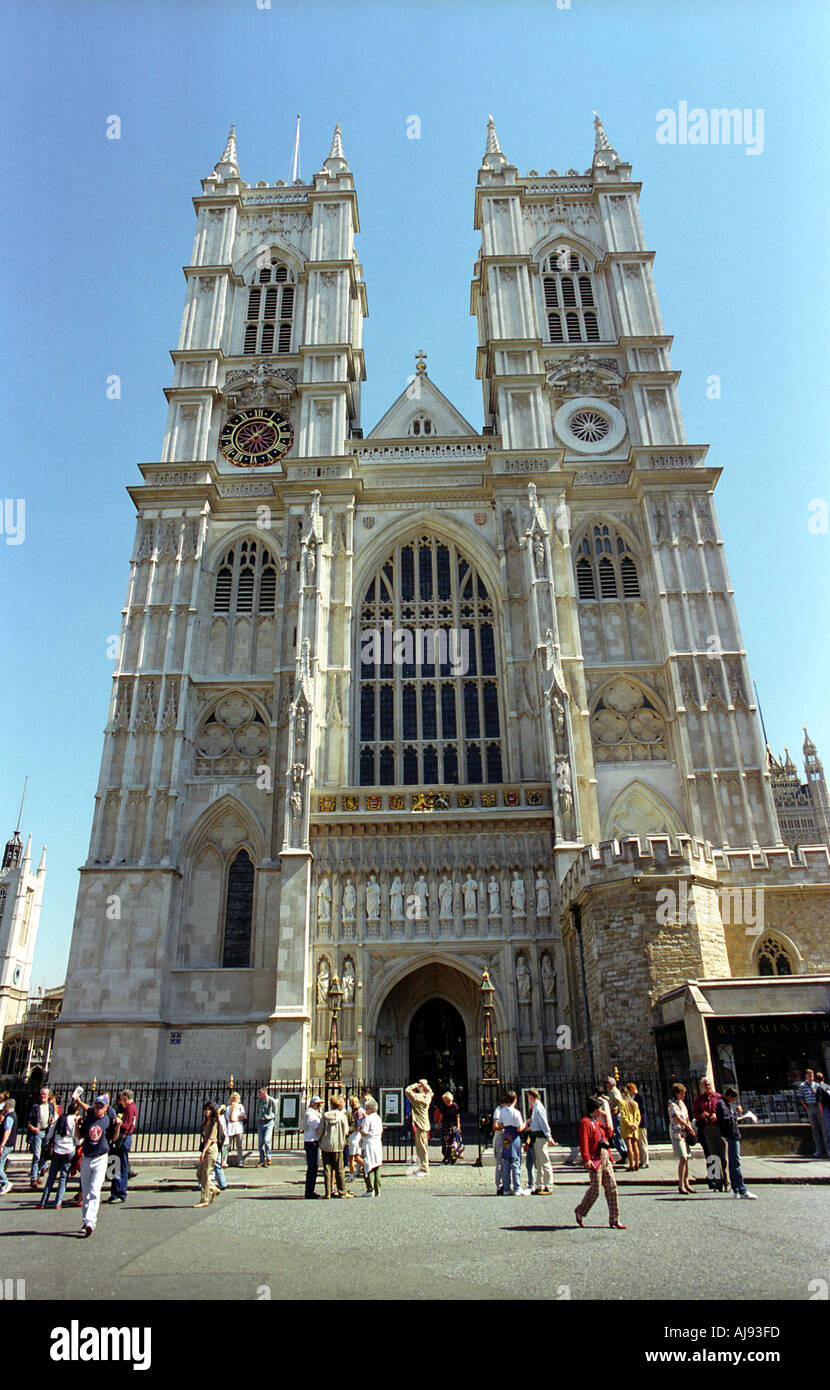 L'Abbaye de Westminster par une chaude journée d'été entouré par une foule de touristes Banque D'Images