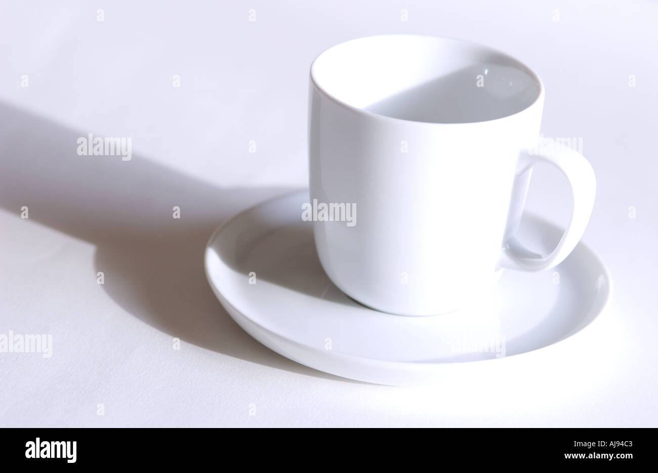 Gros plan de la tasse blanche vide et de la soucoupe sur fond blanc Banque D'Images