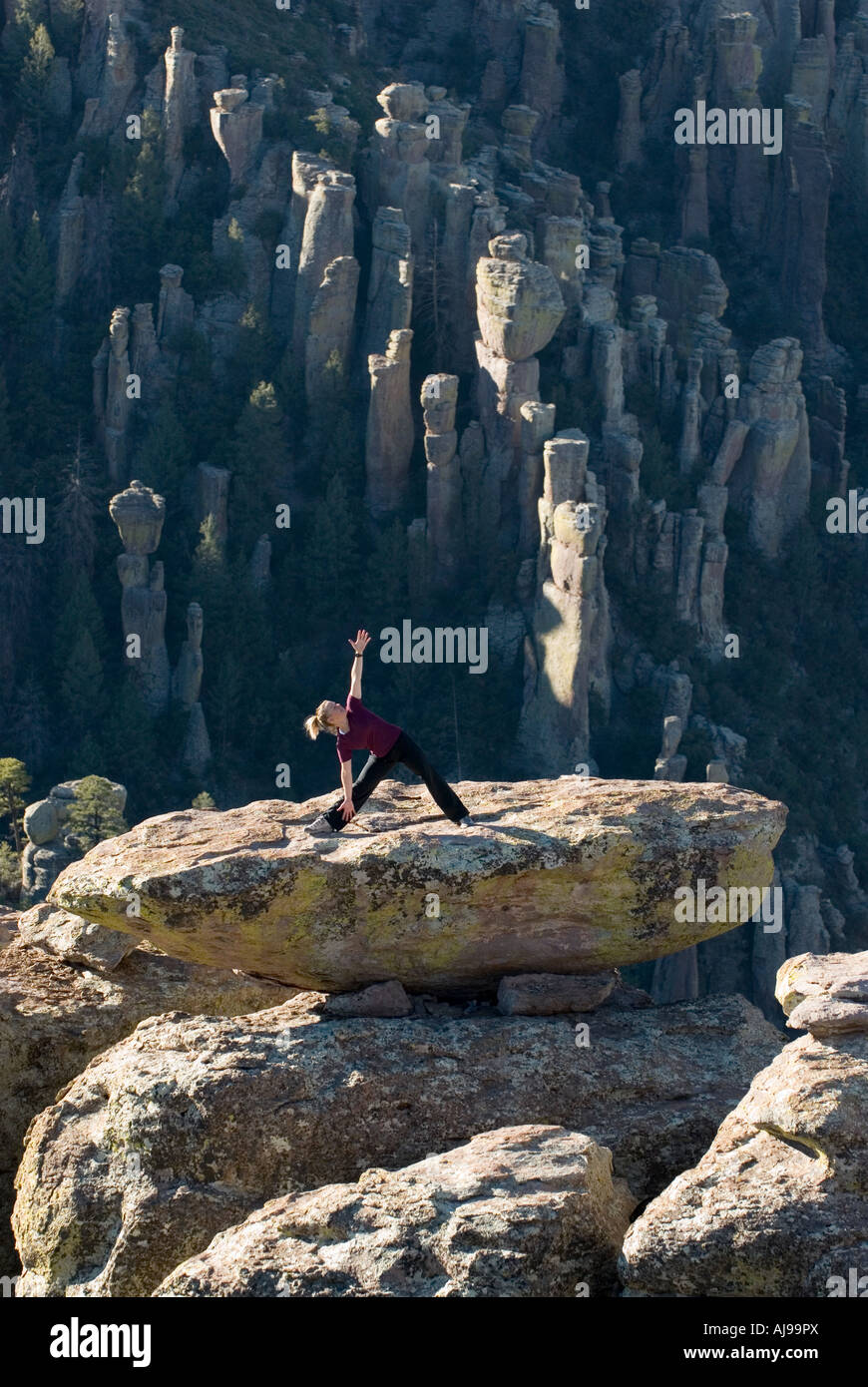 Le yoga au sommet d'une balanced rock, Banque D'Images