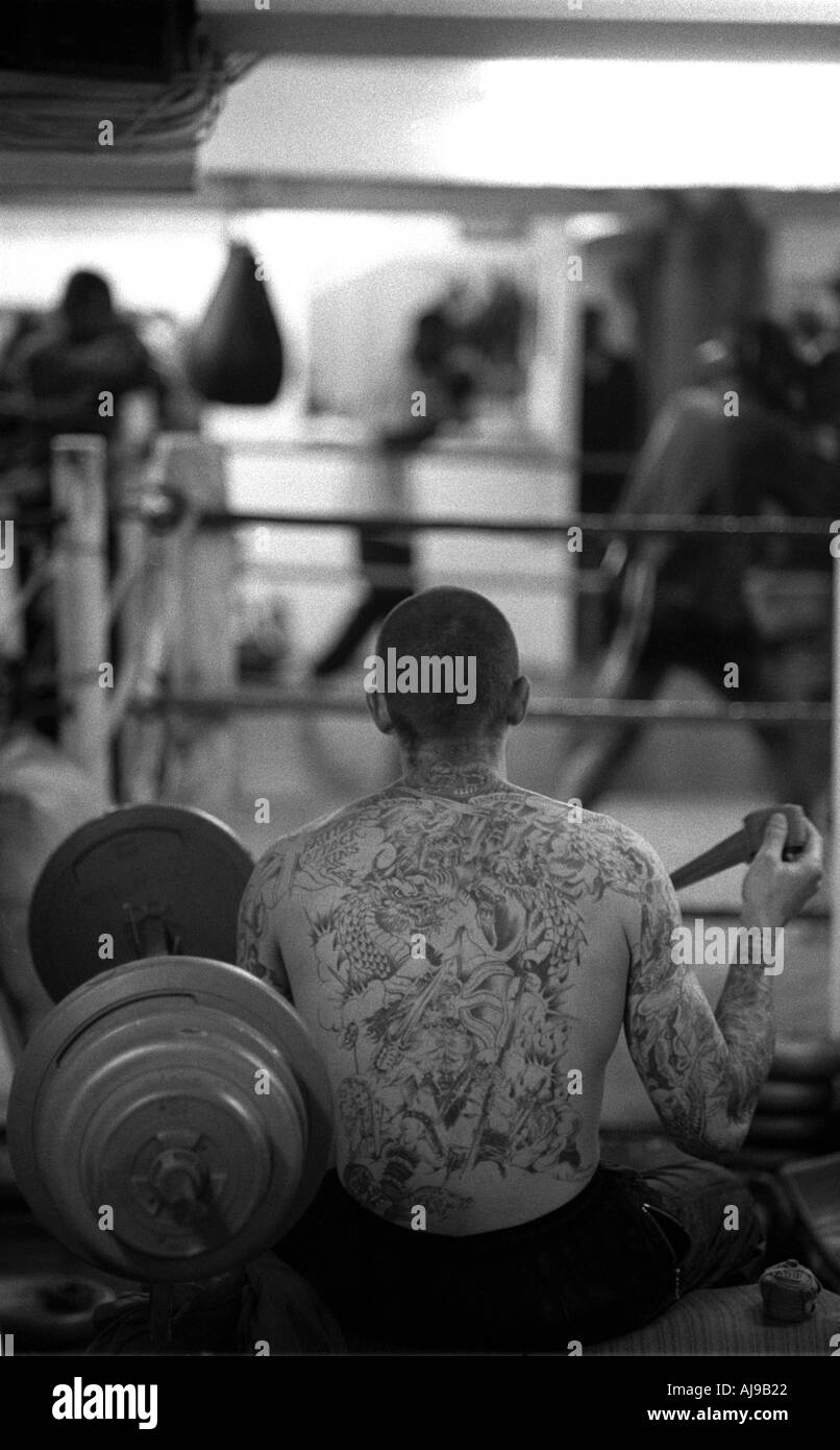Un boxer avec des tatouages montres un combat dans une salle de sport, salle de sport, dans le sud de Londres Caseys, UK. Banque D'Images