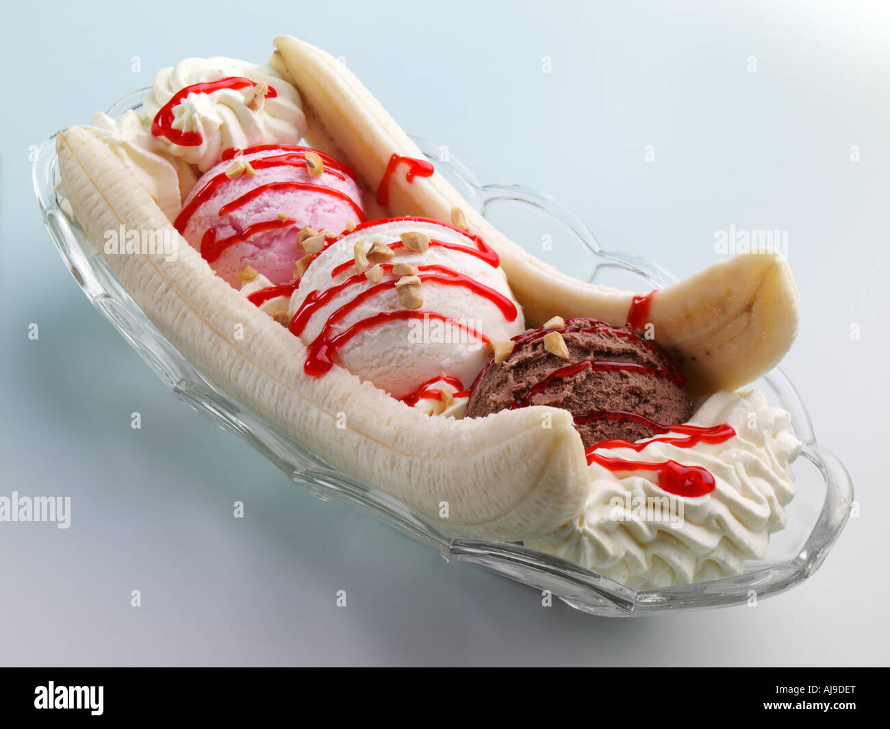 Banana split ice cream scoops dessert Banque de photographies et d'images à  haute résolution - Alamy