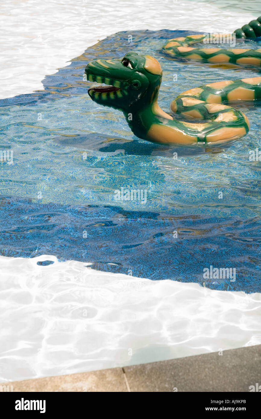 Sculpture de serpent dans la piscine de water park Banque D'Images
