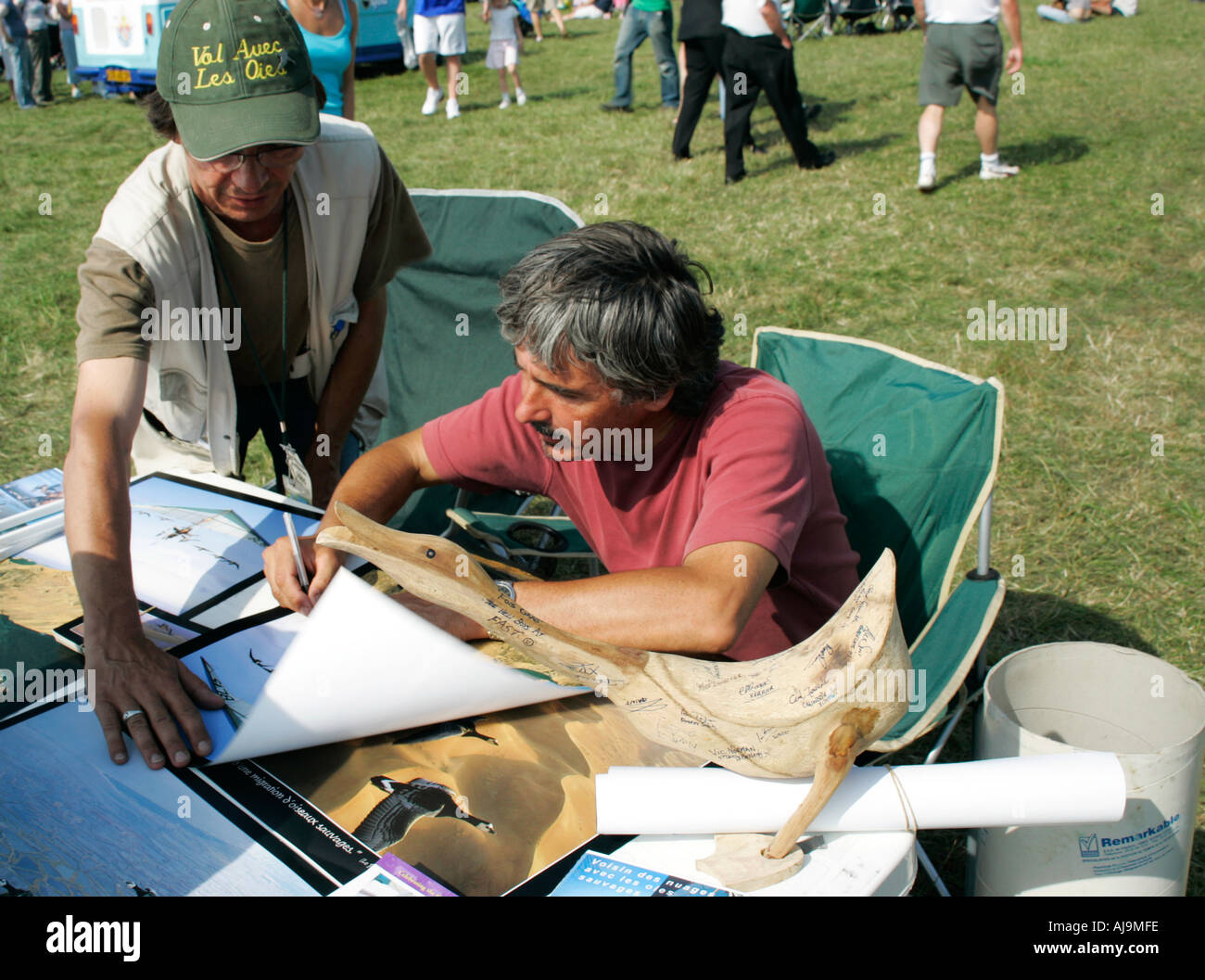 Christian Moullec un pilote ulm française avec des tirages photographiques signature d'oie à Shoreham Airshow, West Sussex Banque D'Images