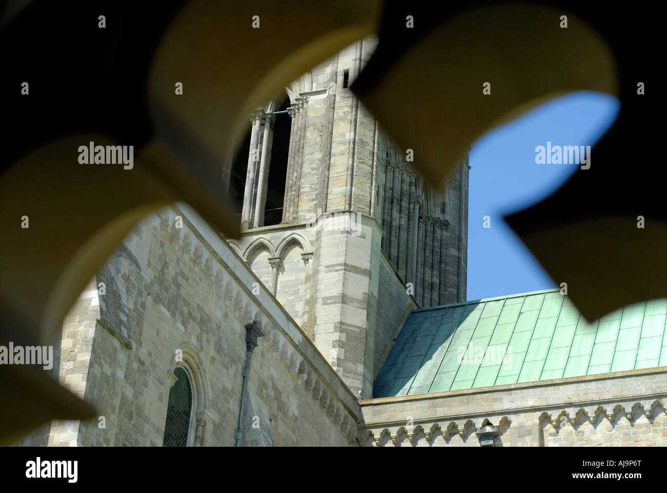 Détail de la cathédrale de Chichester spire vu du cloître à travers la vitre Banque D'Images