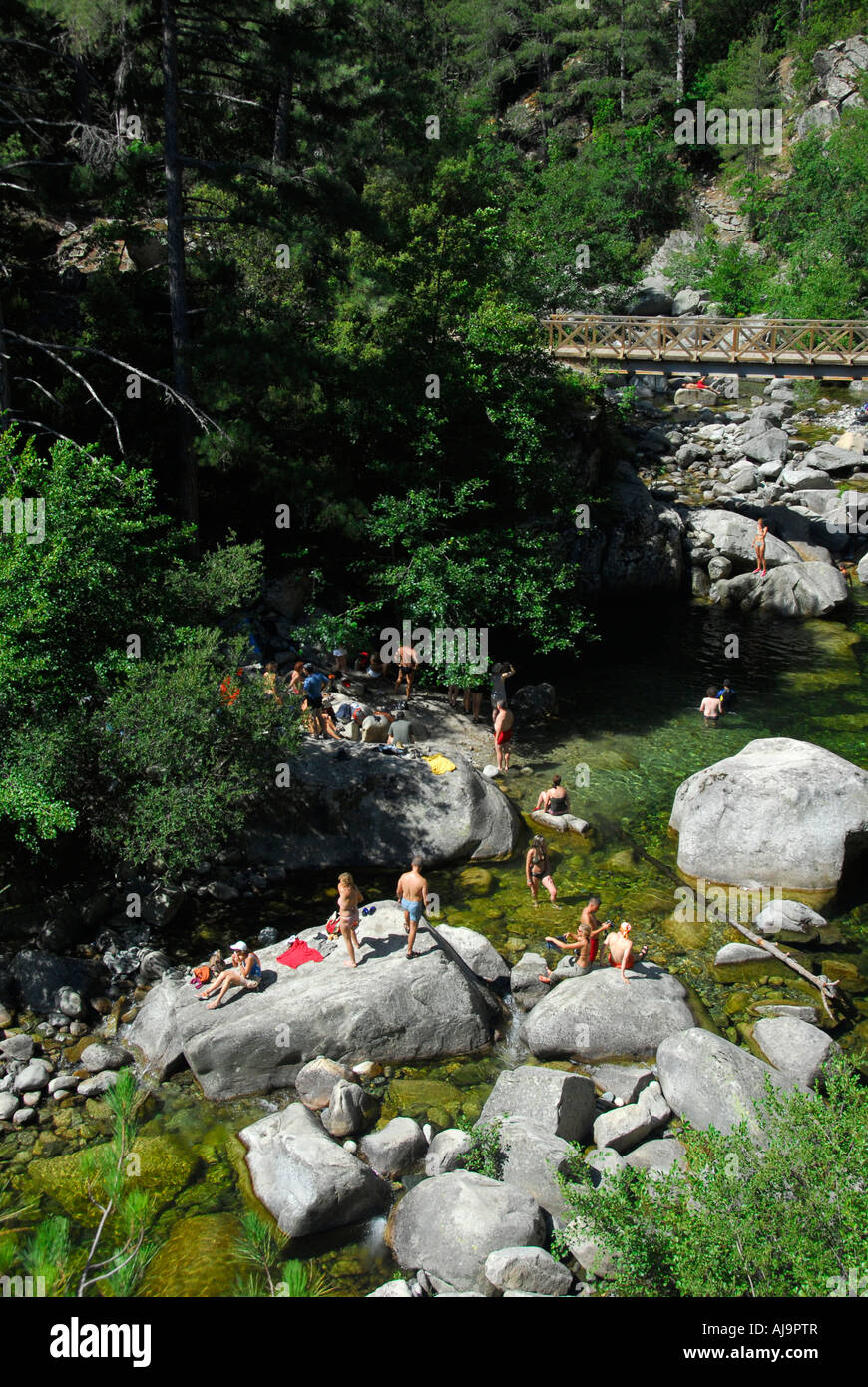 Les gens s'amuser dans le Tavibnanu River, Corse, France Banque D'Images