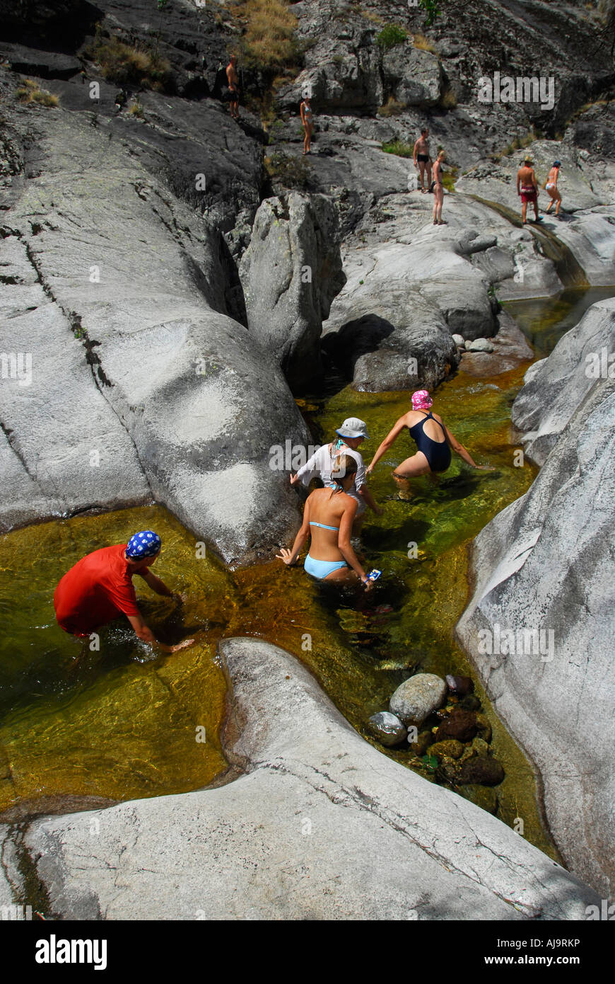 Groupe de touristes s'amuser dans la rivière Golo, Corse, France Banque D'Images