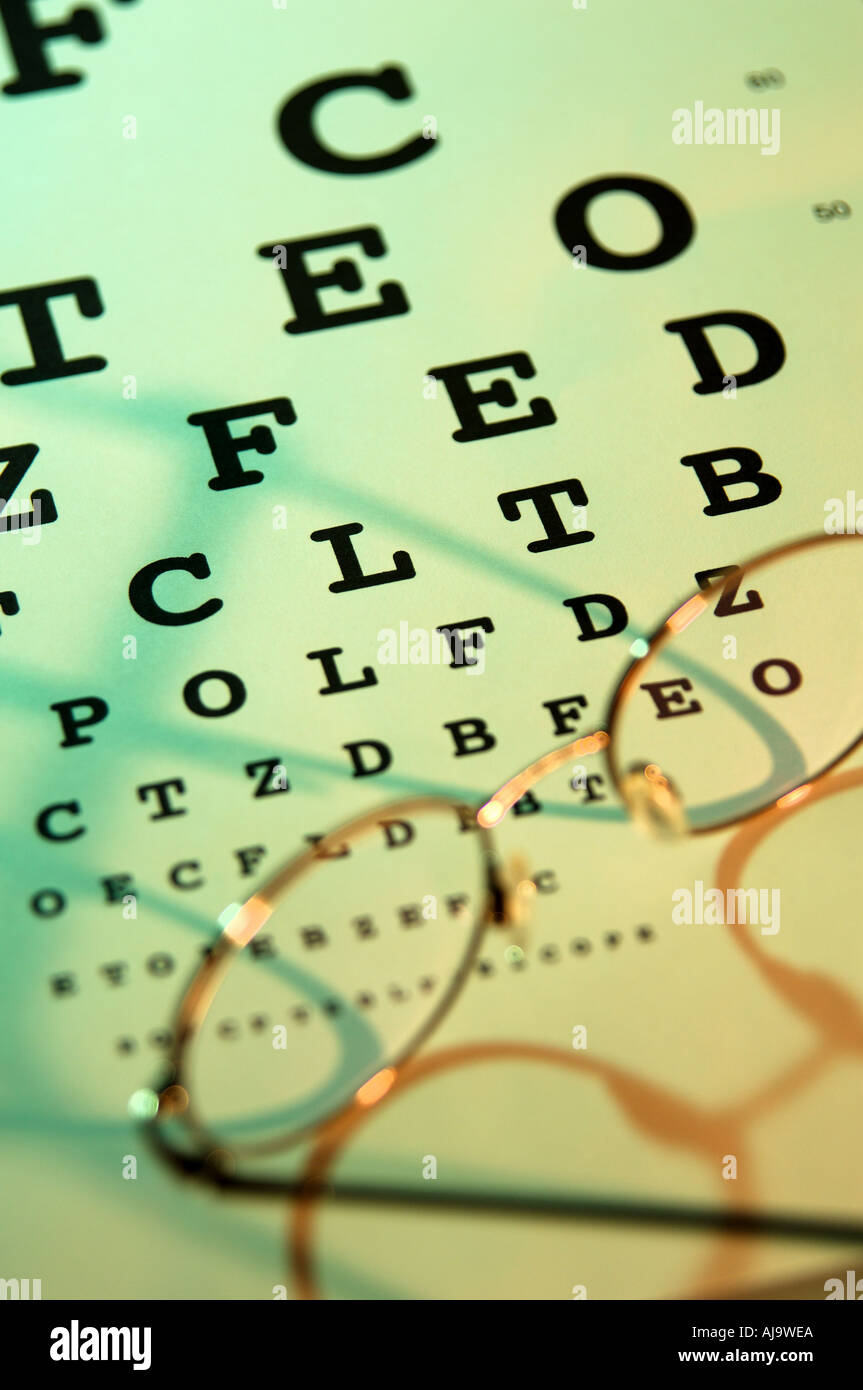 Test de Snellen eye chart avec des lunettes Banque D'Images