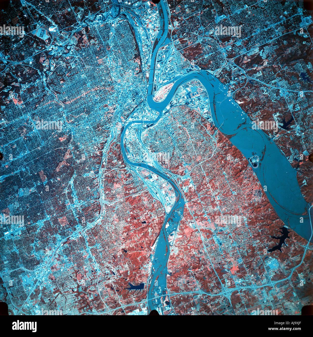 Photographie infrarouge de la confluence du Missouri et du Kansas rivers, États-Unis, 19 juillet 1993. Artiste : Inconnu Banque D'Images