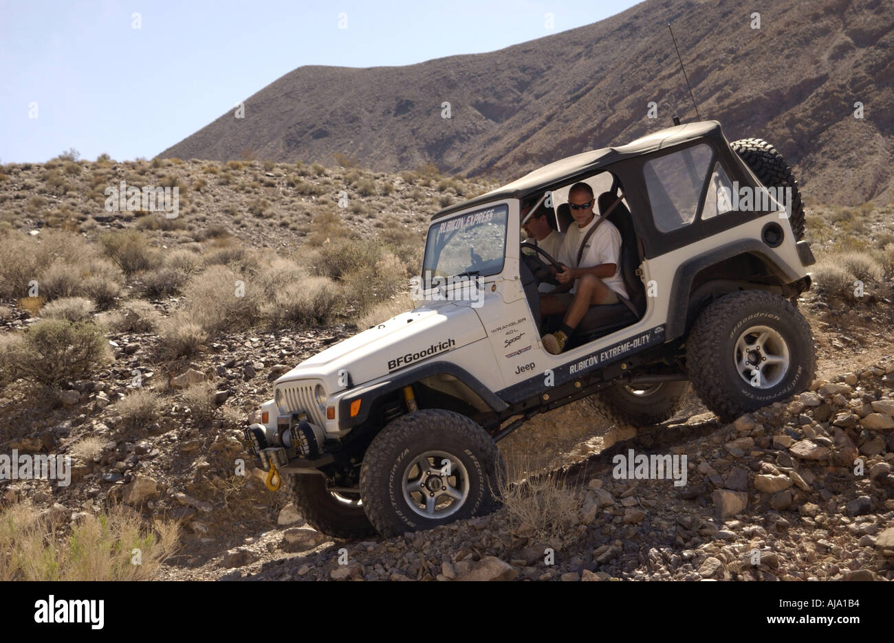 4x4 off road driving dans Death Valley National Park Californie USA Model libéré qu'aucune autorisation pour marque commerciale, etc. Banque D'Images