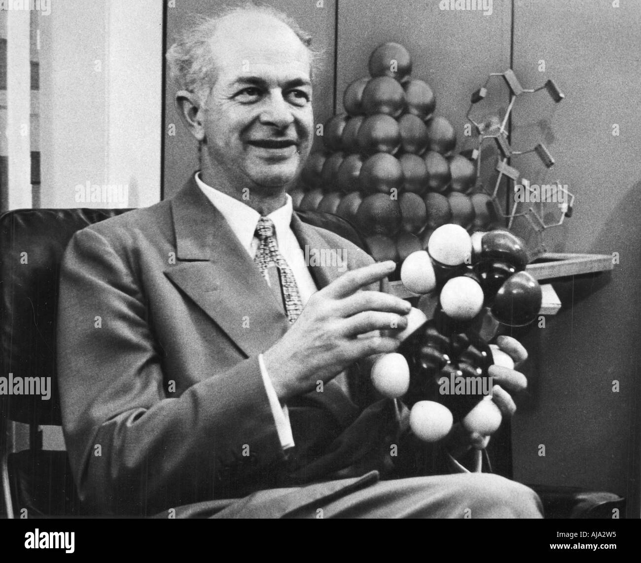 Linus Pauling, chimiste américain, c1954. Artiste : Inconnu Banque D'Images