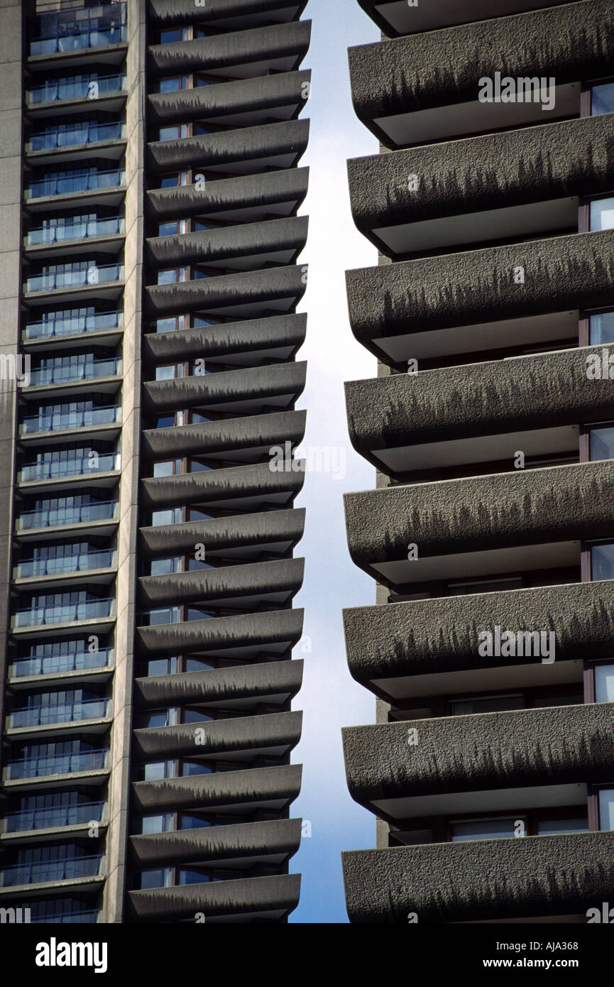 Blocs de grande hauteur au Barbican de Londres Angleterre : complexes de l'Architecture brutaliste 1982 Banque D'Images