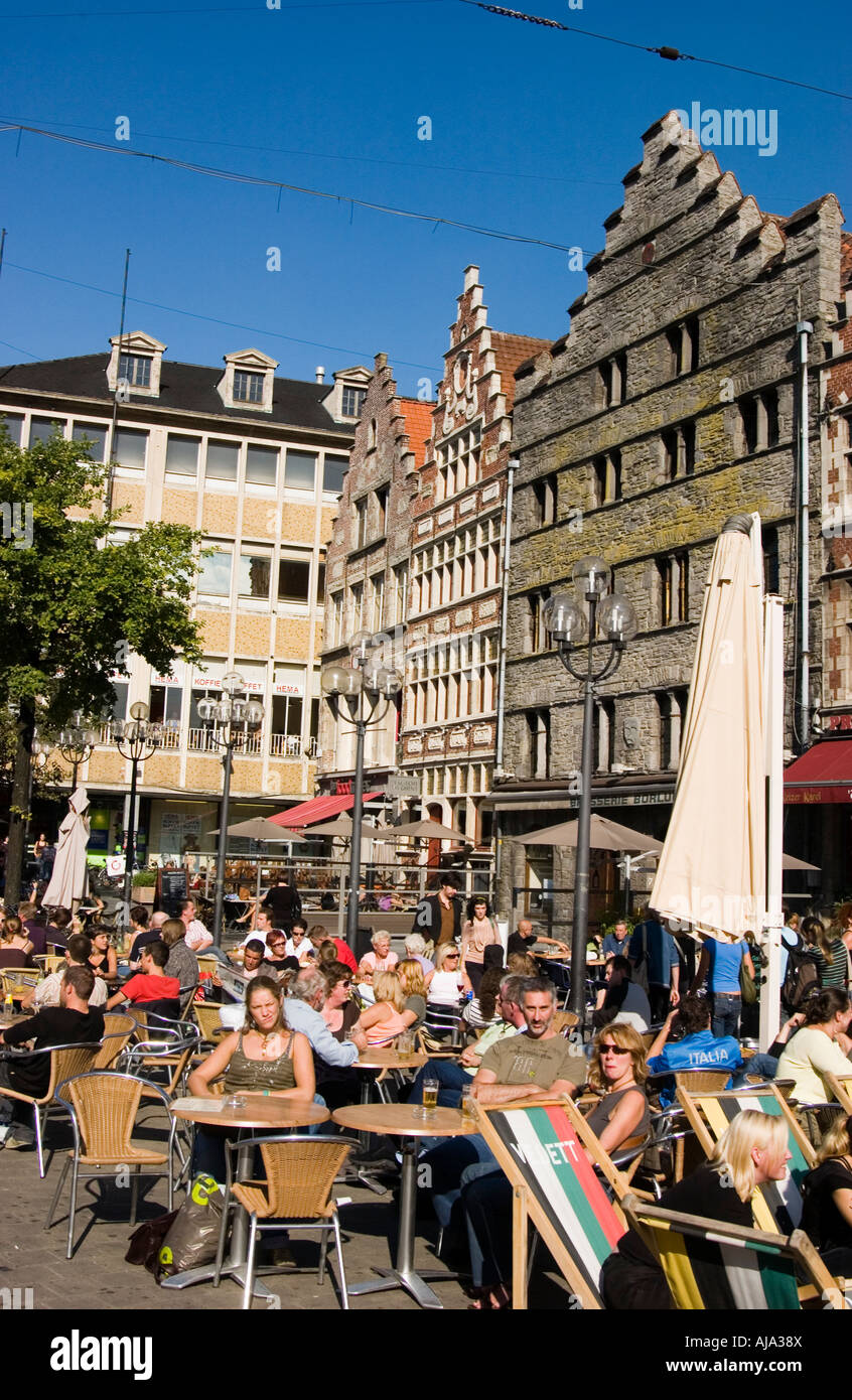 Scène de rue avec ses cafés de rue dans la ville belge de Gand Gand Banque D'Images