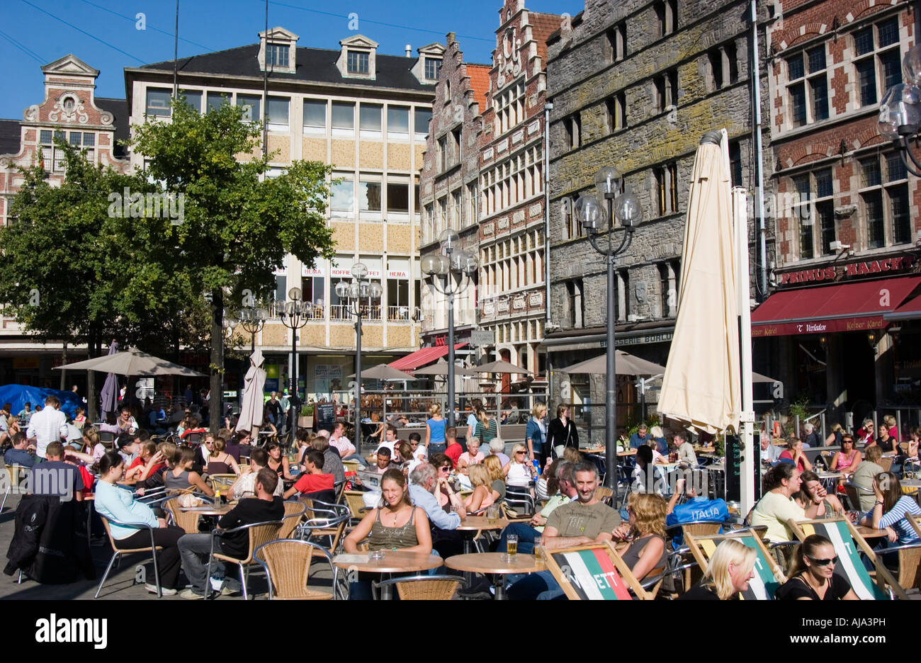 Scène de rue avec ses cafés de rue dans la ville belge de Gand Gand Banque D'Images