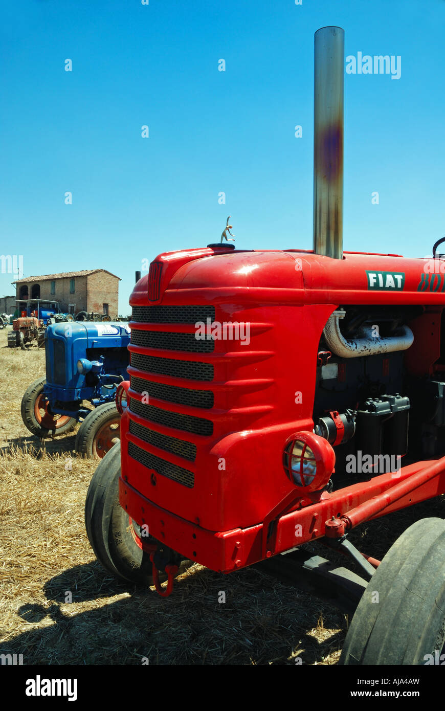 Vintage tracteurs sur afficher dans un champ en Italie Banque D'Images