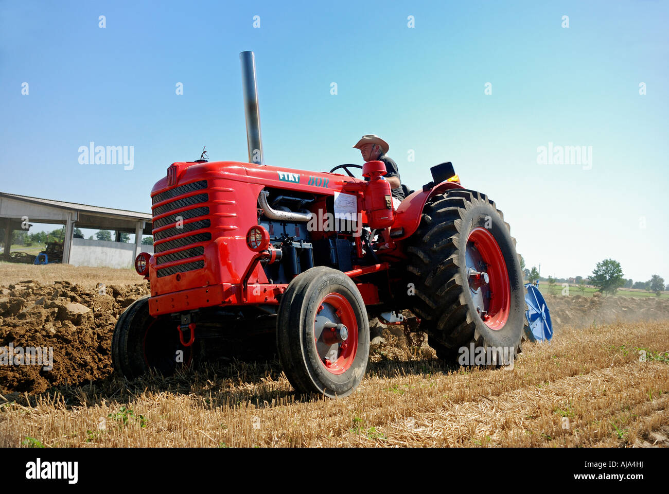 Un tracteur laboure un champ vintage à un tracteur rally en Italie Banque D'Images