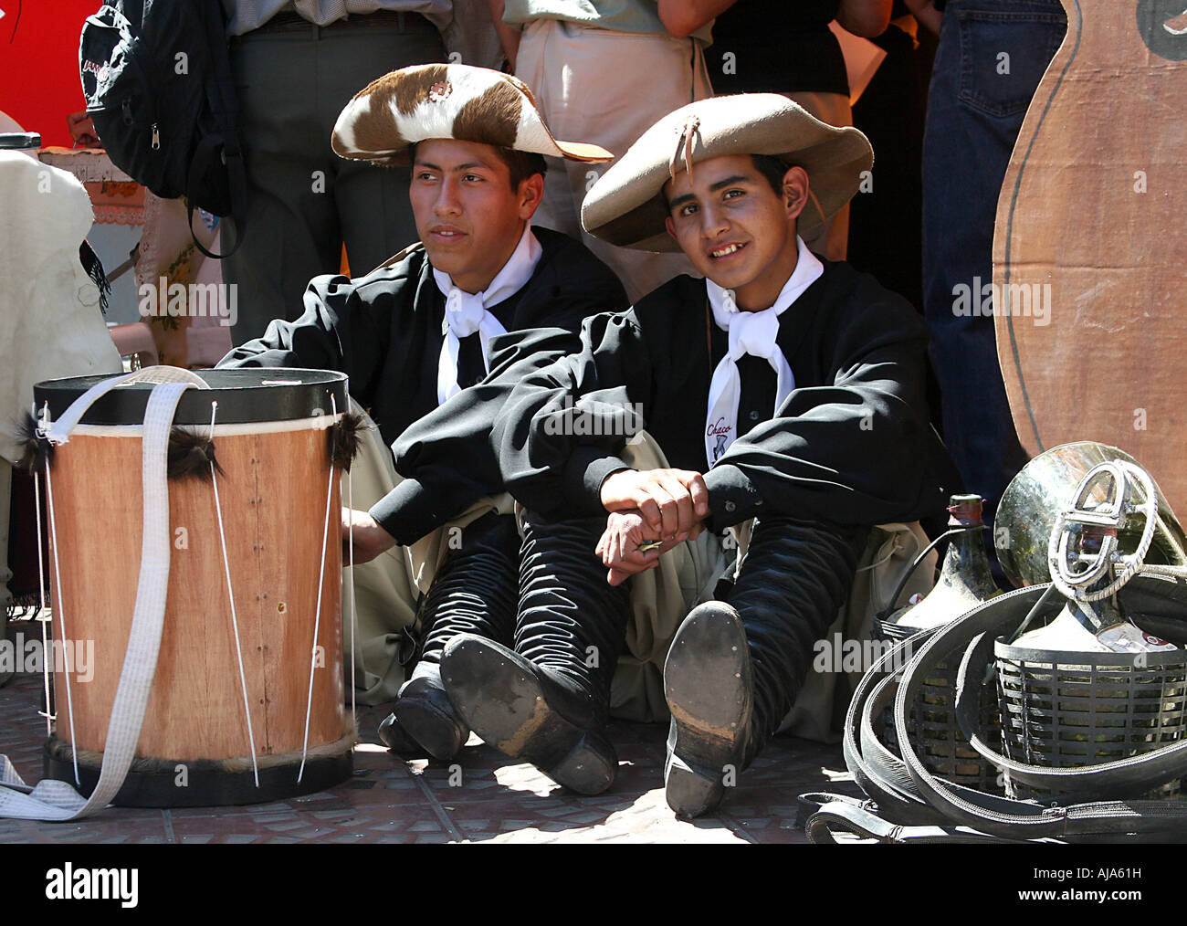 Deux jeunes étudiants avec des vêtements traditionnels Chaco pendant le  carnaval festival à Cochabamba, Bolivie Photo Stock - Alamy
