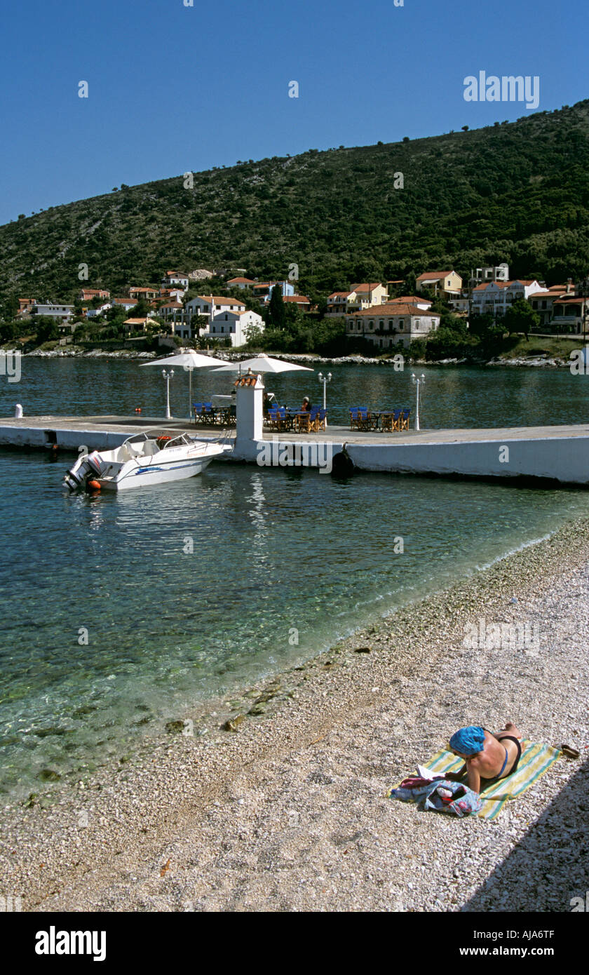 Dame soleil sur plage, Agia Efimia, Kefalonia, Grèce Banque D'Images