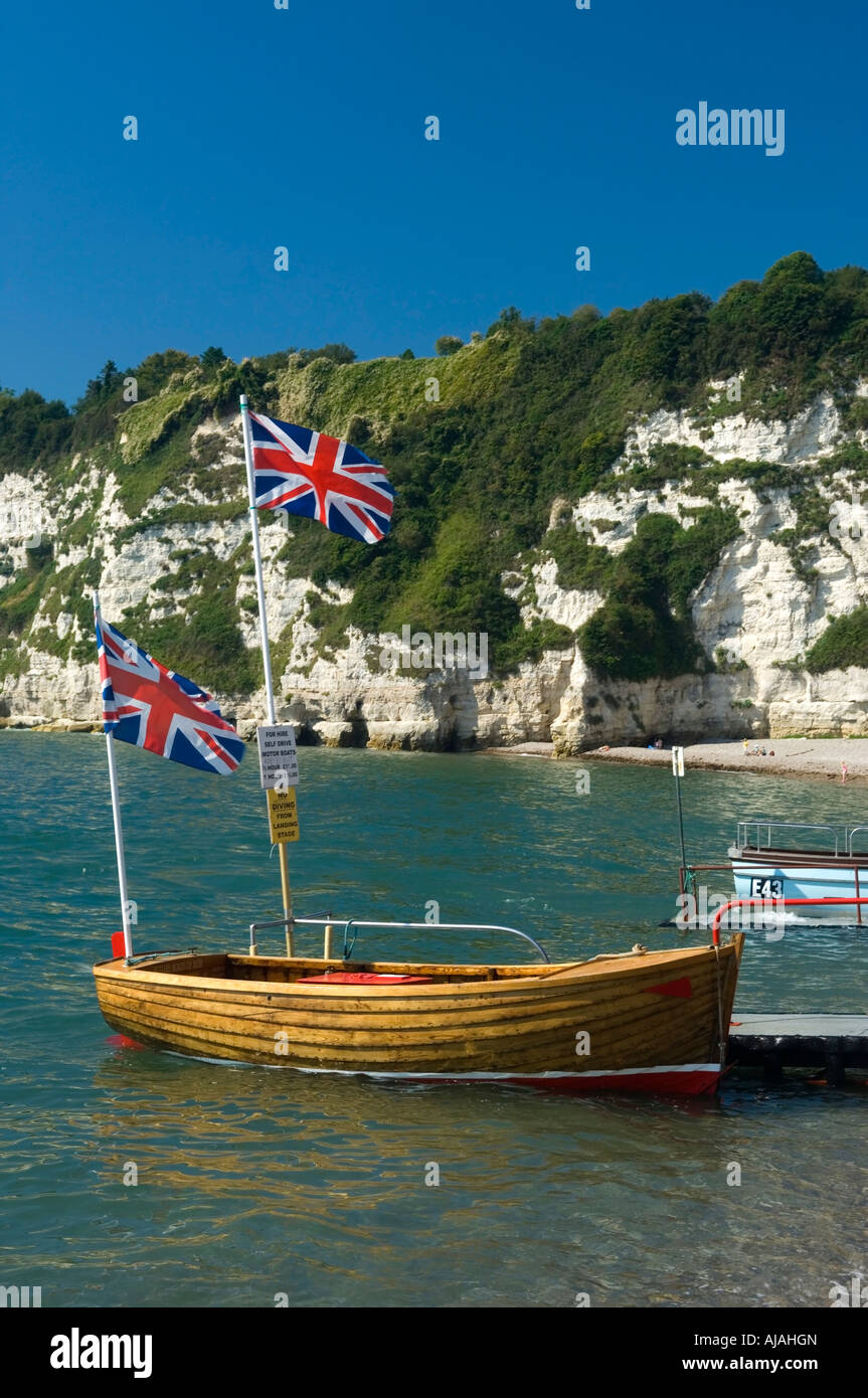 Le bateau avec deux drapeaux Union Jack survolant sur la plage de bière Devon England UK Banque D'Images