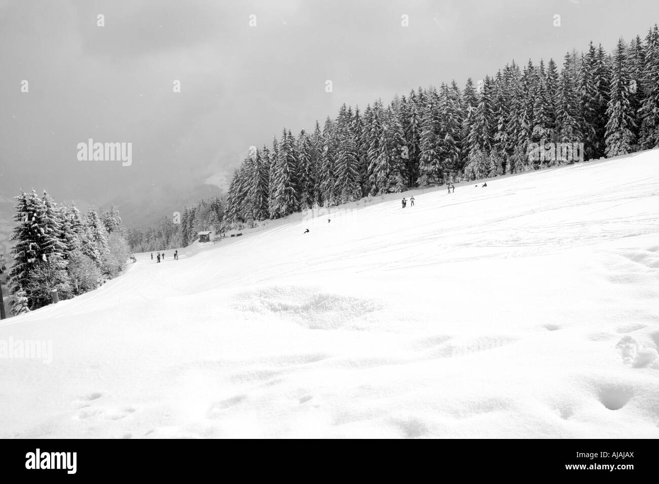 Vue panoramique des montagnes couvertes de neige à Zell am Zee ski resort, en Autriche. Banque D'Images