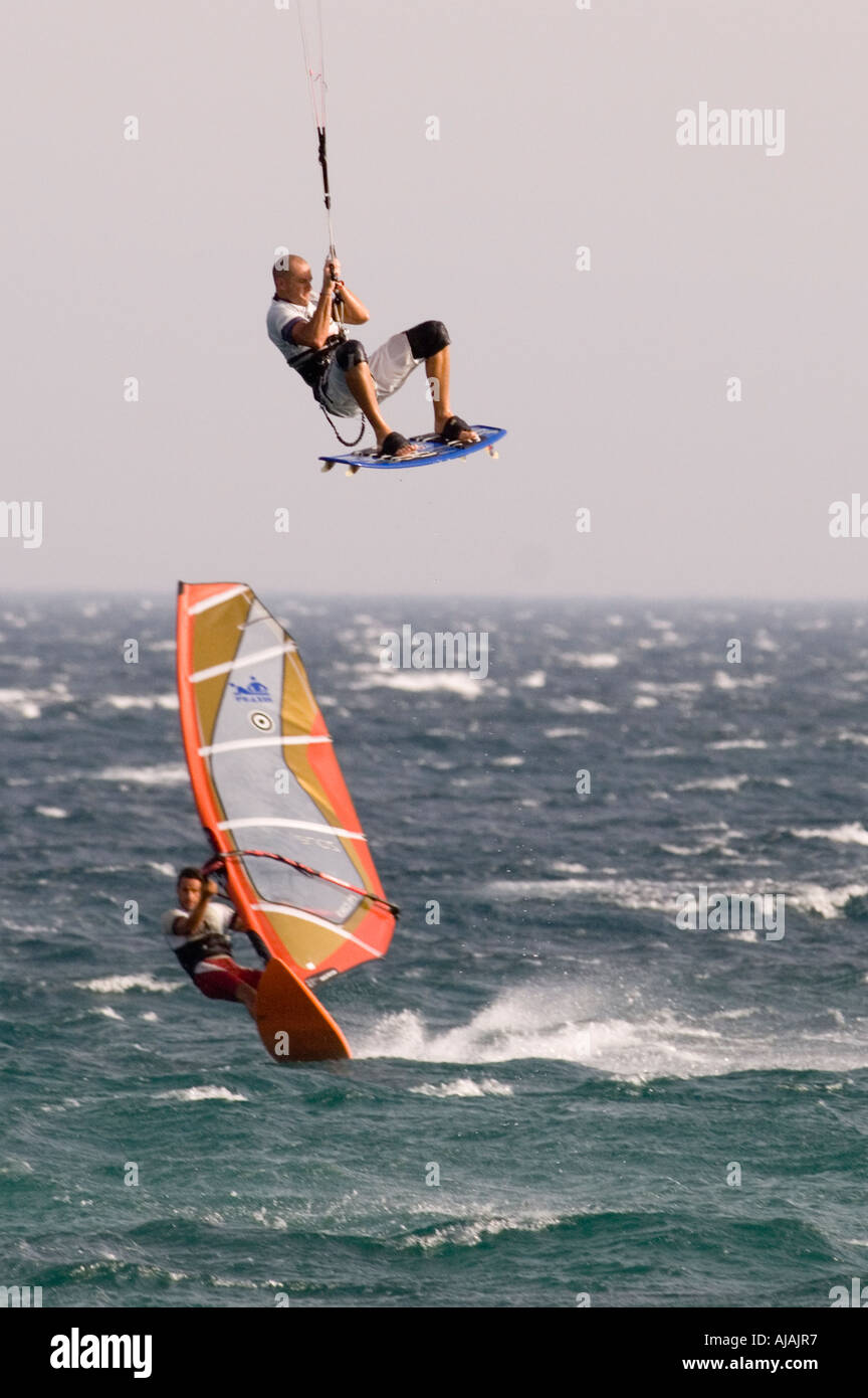 Planche à voile kitesurf vs Photo Stock - Alamy