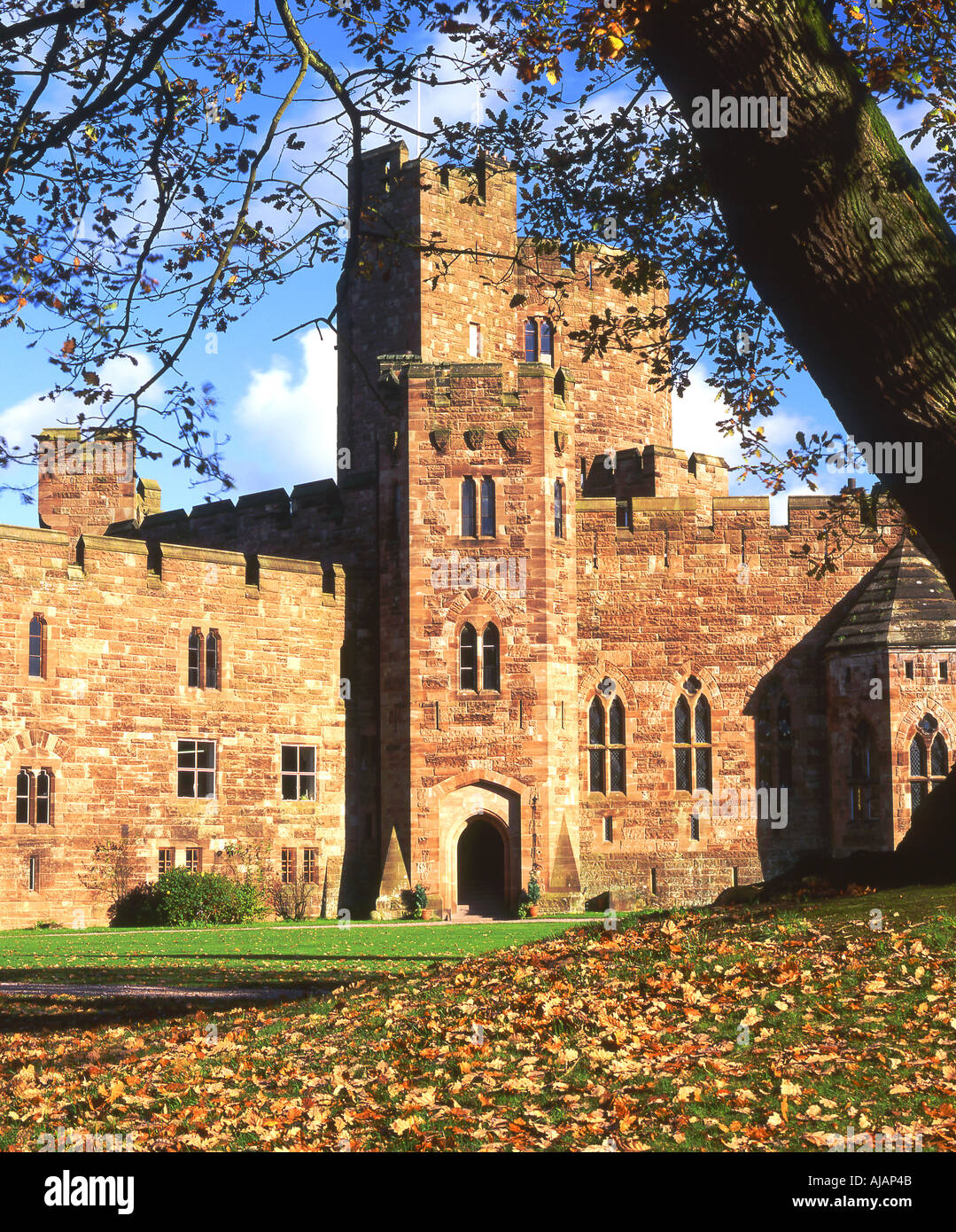 Peckforton Castle en automne Peckforton Cheshire England UK Banque D'Images