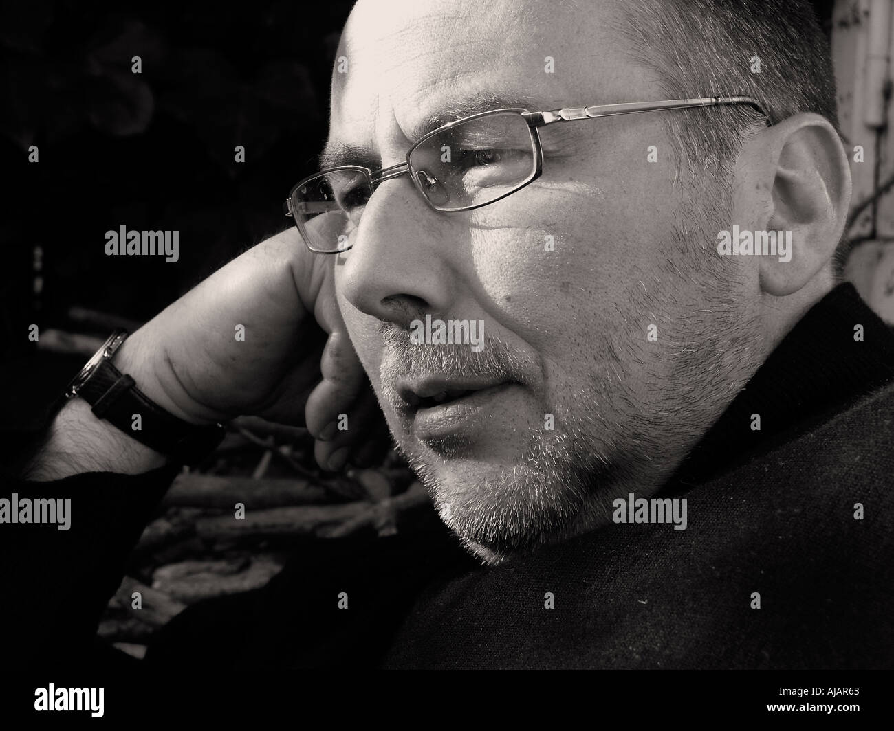 L'homme d'affaires d'hommes dans la quarantaine portant des lunettes barbe photo noir et blanc d'oeil sérieux sur son visage Banque D'Images