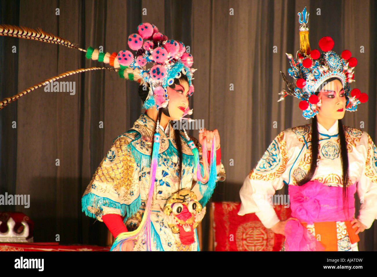 Deux jeunes et talentueuses actrices de l'Opéra de Chengdu habillés en vêtements traditionnels d'effectuer sur la scène. Banque D'Images