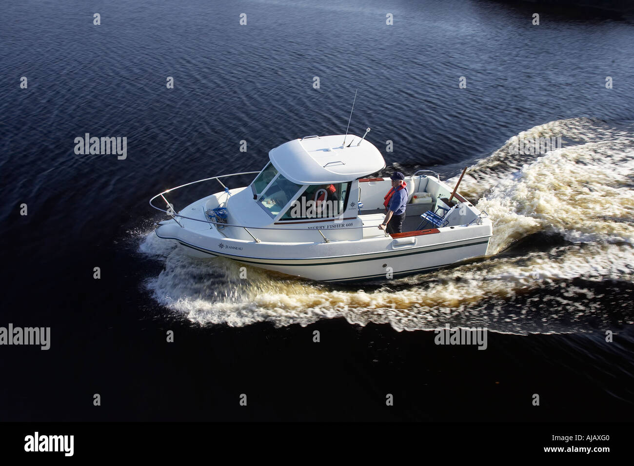 Petit bateau de pêche plaisir blanc navigue dans le port et la rivière Clady bunbeg gweedore bay comté de Donegal en République d'Irlande Banque D'Images