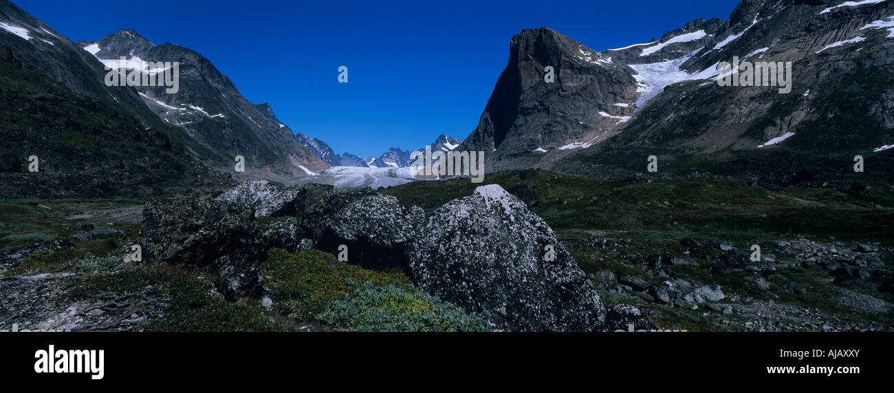 Groenland Aappilattoq s'élever au-dessus des montagnes le long de la moraine glaciaire Prins Christian Sund sur matin d'été Banque D'Images